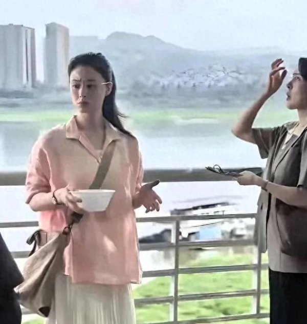 弘盛配资 42岁蒋欣在重庆炸街！看上去都瘦到脱相了 这变化简直大到离谱了