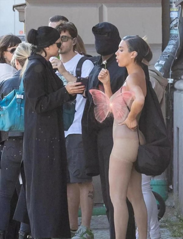 稳益配 坎爷和娇妻又去德国雷人了！妻子穿“丝袜装”吃烤肉，真不尴尬？